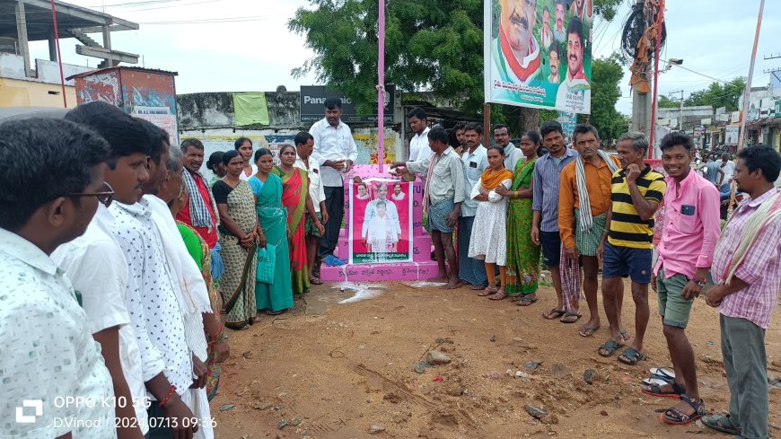 కార్మికులకు లేబర్ ఇన్సూరెన్స్ కార్డుల పంపిణీ