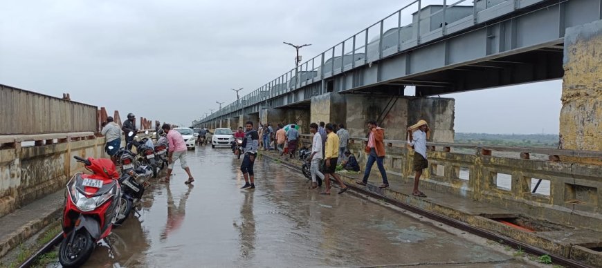 జూరాలలో 17. గేట్లు ఎత్తడంతో సందర్శకుల తాకిడి.