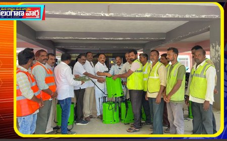 దోమల నివారణకు కొరకు శానిటేషన్ కార్మికులకు కొత్త స్ప్రేయింగ్ పంపులను