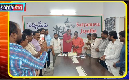 మాజీ మంత్రి రాంరెడ్డి దామోదర్ రెడ్డి సమక్షంలో తల్లాడ చందన్ జన్మదిన వేడుకలు