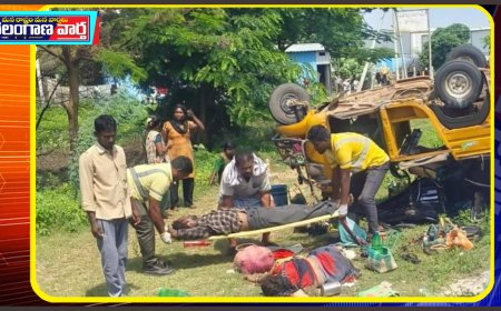 ఆటోను ఢీకొన్న లారీ, ఒకరు మృతి, 17 మందికి తీవ్ర గాయాలు