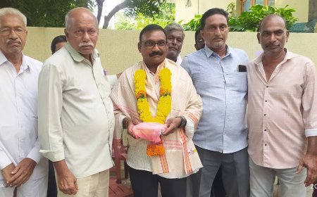 మున్సిపల్ ఉద్యోగులు అవార్డులు పొందడం అభినందనీయం..మాజీ సర్పంచ్ యర్నేని.