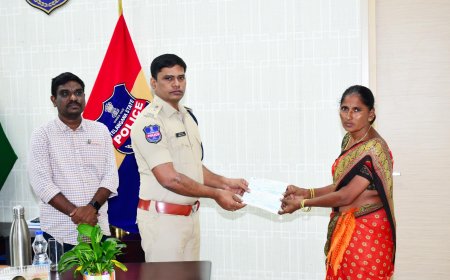 అనారోగ్యం తో మరణించిన  పోలీసు కుటుంబానికి చెక్ అందజేసిన జిల్లా ఎస్పీ శ్రీ టి . శ్రీనివాస రావు,IPS గారు