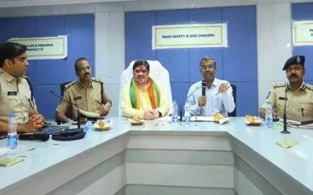 రోడ్డు భద్రతపై అవగాహన కార్యక్రమాలు నిర్వహించాలి: మంత్రి పొన్నం ప్రభాకర్