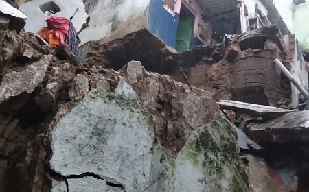 రాక పోకలు నిలిచిపోయి అనేక ఇబ్బందులు పడుతున్న బాధితులకు