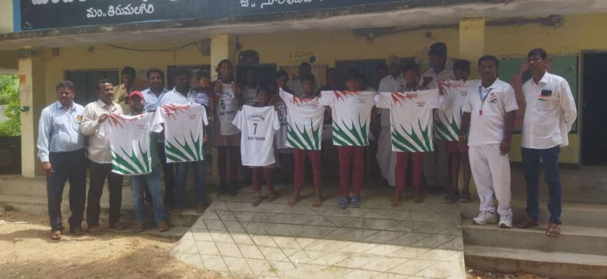 తొండ గ్రామంలో విద్యార్థులకు బహుమతుల అందజేత