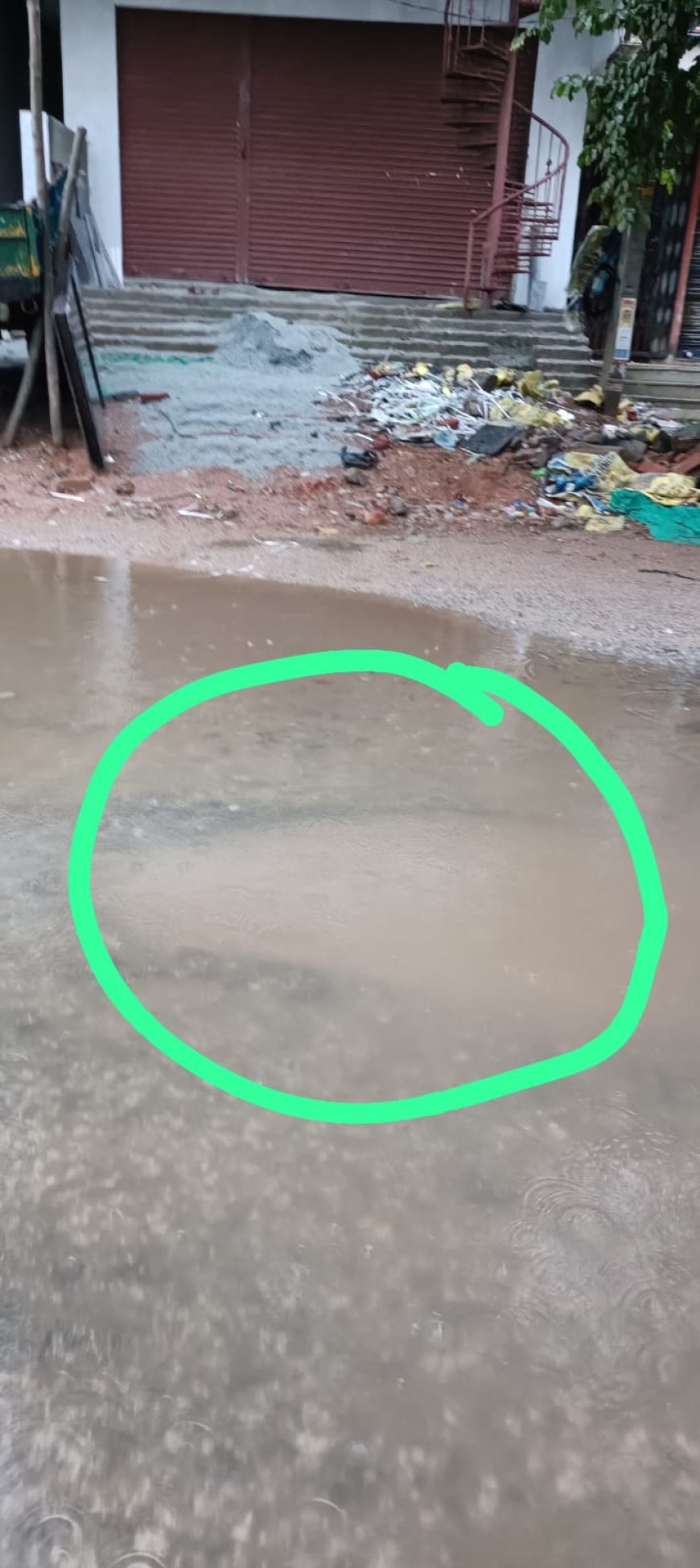 అడుగుకో గొయ్యి..