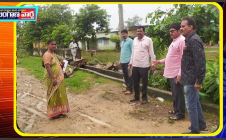 భారీ వర్షాలకు పాఠశాల వస్తువులు అస్తవ్యస్తం