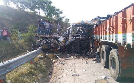 ఘోర రోడ్డు ప్రమాదం  లారీ- బస్సు ఢీ  8 మంది మృతి  మరో 25 మందికి గాయాలు 