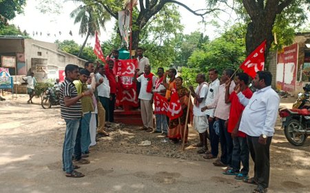 ఏచూరి సీతారాం మృతికి ఘనం నివాళులర్పించిన మండల నాయకులు