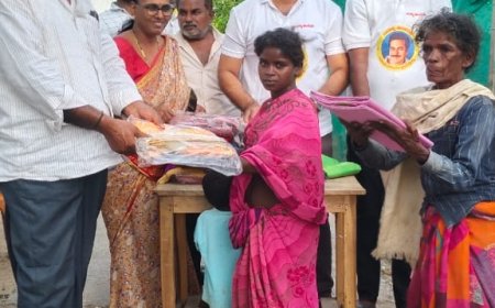 ఎస్టి కాలనీలో నీ వారికి చీరలు పంపిణీ చేసిన రావెళ్ల ఫౌండేషన్ చైర్మన్