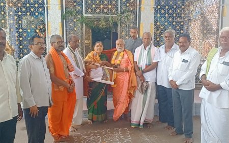 శ్రీ రాఘవేంద్ర స్వామి మఠాధికారికి మధుసూదనాచారి సన్మానం.