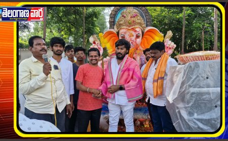 గణేష్ విగ్రహం వద్ద లక్కీ డ్రా కార్యక్రమానికి హాజరైన ముఖ్య అతిథులు గా