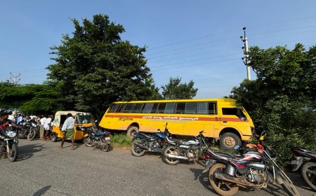 అదుపుతప్పిన ప్రగతి స్కూల్ బస్