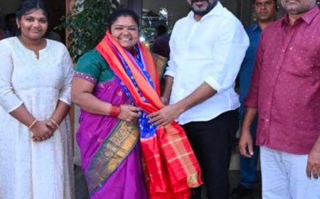 వరద బాధితులకు 50 వేల రూపాయలు చెక్కును సీఎం రేవంత్ కు అందించిన  కుమారి ఆంటీ