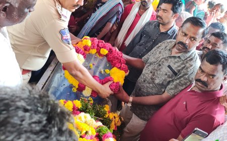 రోడ్డు ప్రమాదంలో మృతి చెందిన మహిళ కానిస్టేబుల్ కుమారి శ్రావణి పార్ధివ దేహానికి పూలమాల వేసి