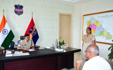 గ్రీవెన్స్ డే సందర్భంగా పలు   ఫిర్యాదులను పరిశీలించిన  జిల్లా ఎస్పీ టి . శ్రీనివాస్ రావు ఐపీఎస్ .