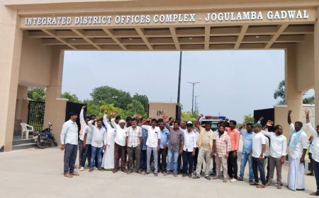 పెండింగ్ జితాలకోసం కలెక్టర్ కార్యాలయం ముందు ధర్నా