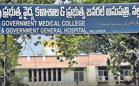 ప్రభుత్వ ఆసుపత్రిలో మూడు నెలలుగా జీతాలు ఇవ్వడం లేదంటూ నిరసనకు దిగిన 0శానిటేషన్ సిబ్బంది