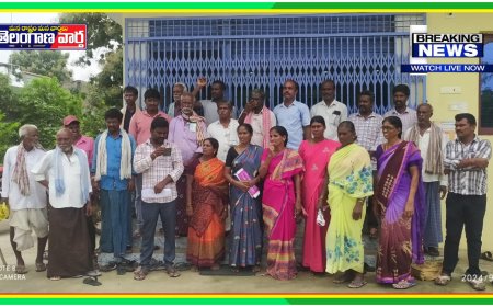 చిలుకూరు సహకార సంఘం కార్యాలయంలో రైతుల ఆందోళన