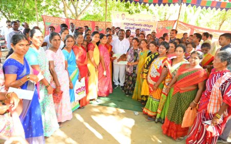 తహసిల్దార్ కార్యాలయంలో కల్యాణ లక్ష్మి మరియు షాదీ ముబారక్  చెక్కుల పంపిణీ