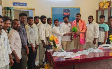 గద్వాల నియోజకవర్గం,గద్వాల పట్టణ నూతన SI కళ్యాణ్ రావు  ని మర్యాద పూర్వకంగా కలిసిన