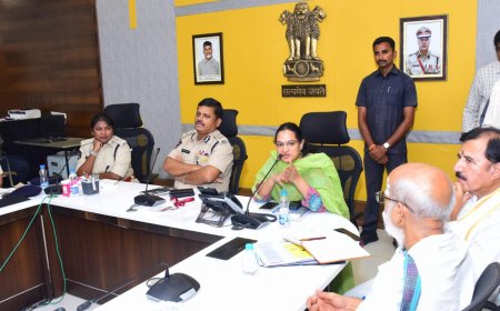 **అమ్మవారి  దర్శనoలో  సామాన్య  భక్తులకే  పెద్ద పీట**