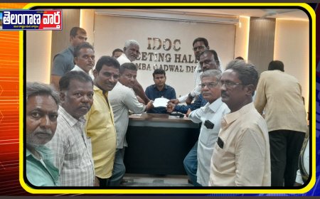 రేషన్ డీలర్ల సమస్యలు పరిష్కరించాలని కలెక్టర్ కు వినతి.