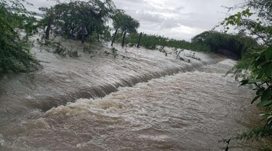 భారీ వర్షాలతో మత్తడి దూకుతున్న చెరువులు
