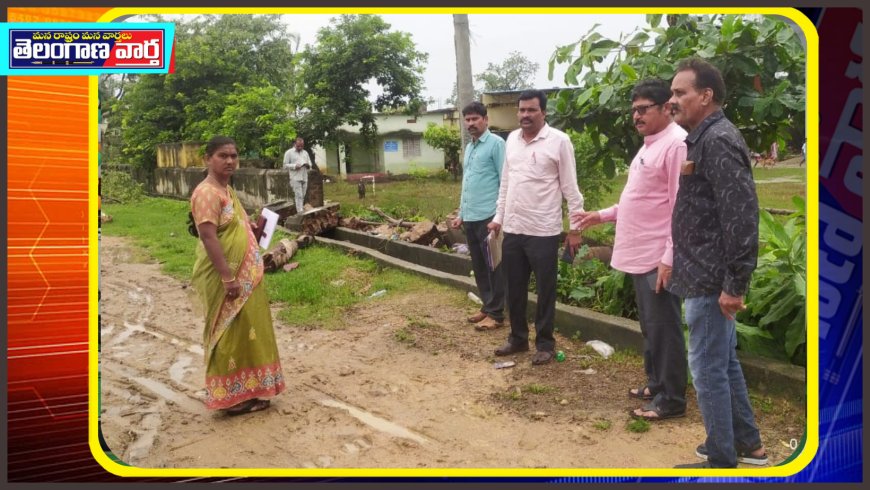 భారీ వర్షాలకు పాఠశాల వస్తువులు అస్తవ్యస్తం 