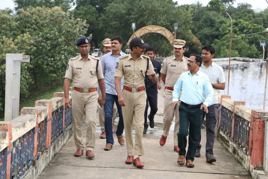 కిన్నెరసాని నది వరద ఉధృతిని పరిశీలించిన జిల్లా ఎస్పీ రోహిత్ రాజు ఐపీఎస్