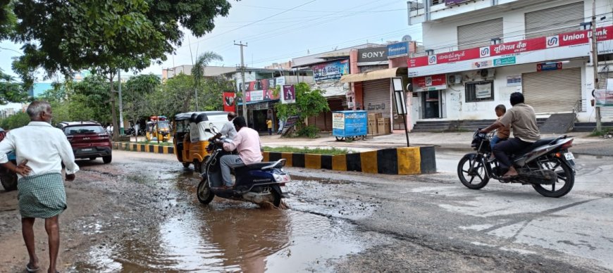 గతుకుల రోడ్లకు అతుకుల బేరం