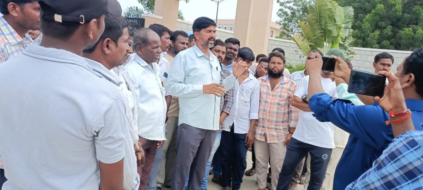 పెండింగ్ జితాలకోసం కలెక్టర్ కార్యాలయం ముందు ధర్నా