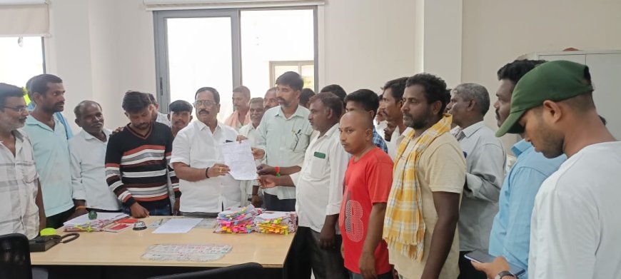 పెండింగ్ జితాలకోసం కలెక్టర్ కార్యాలయం ముందు ధర్నా