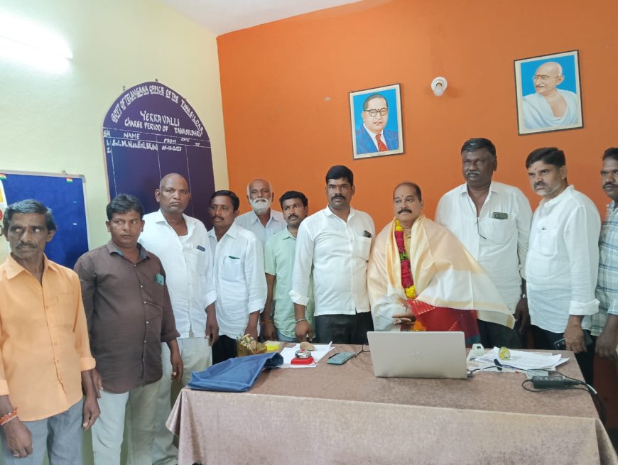 ఎర్రవల్లి మండల నూతన ఎమ్మార్వో ని కలిసిన కాంగ్రెస్ నాయకులు.