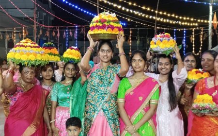 బతుకమ్మ వేడుకలు వచ్చే "పల్లె పట్టణాల్లో సందడిలు తెచ్చే