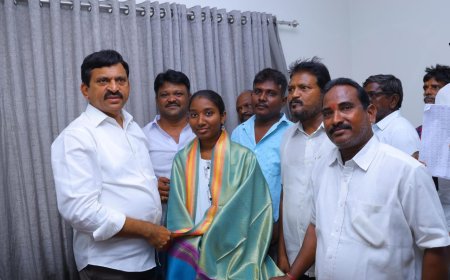 మెడికల్ ఫ్రీ సీట్ సాధించిన సందర్భంగా అభినందించి సత్కరించిన.ఆర్థిక సహాయం చేసిన మంత్రి పొంగులేటి