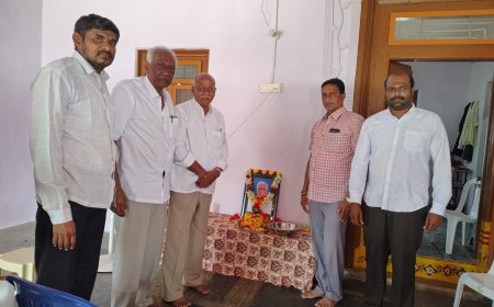 రావెళ్ల నరసింహయ్య" చిత్రపటానికి నివాళులర్పిస్తున్న "ఎర్నేని