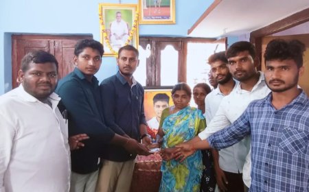 మానవత్వాన్ని చాటుకున్న స్నేహితులు మృతుని కుటుంబానికి 26 వేల "రు ఆర్థిక సహాయం
