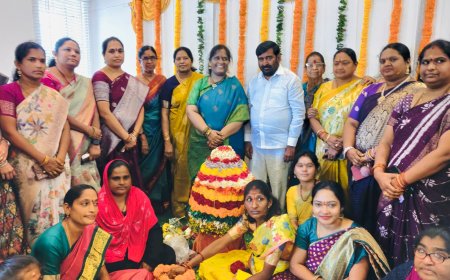 ముస్తాబైన బతుకమ్మ తో జగదీష్ రెడ్డి దంపతులు