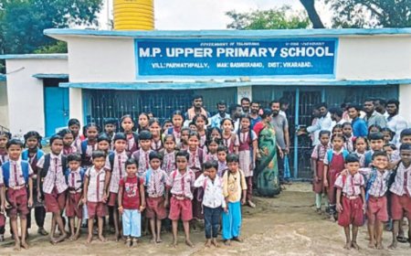 6 తరగతులకు ఇద్దరే ఉపాధ్యాయులు.. బడికి తాళం వేసిన తల్లిద్రండ్రులు