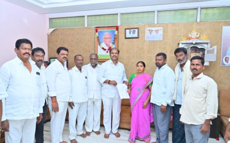 రైతు బీమా 5లక్షల రూపాయలు చెక్కు అందజేసిన ఎమ్మెల్యే గారు 