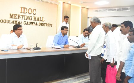 ప్రజావాణి ఫిర్యాదులను సత్వరమే పరిష్కరించాలలి:కలెక్టర్ బి.యం. సంతోష్