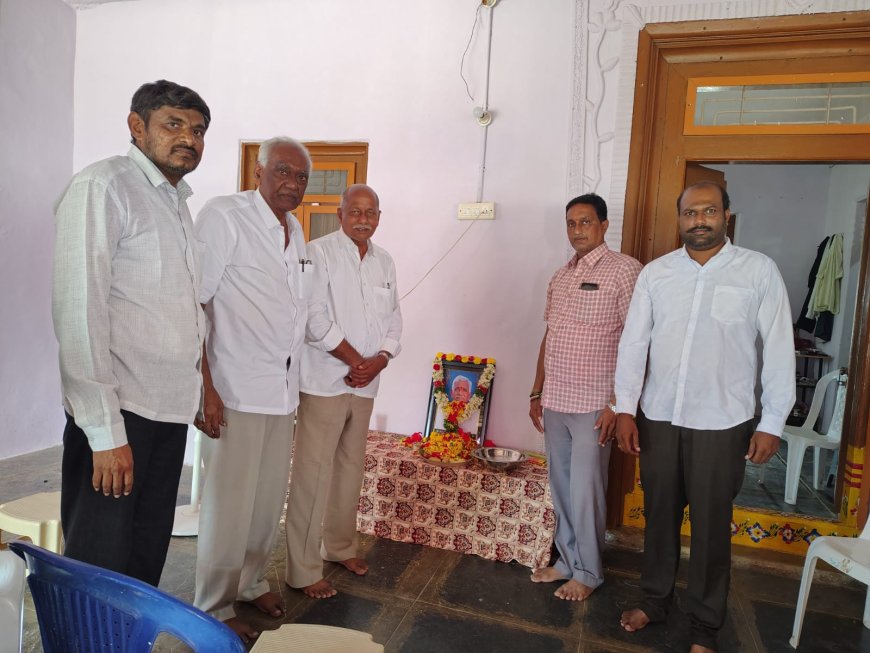 రావెళ్ల నరసింహయ్య" చిత్రపటానికి నివాళులర్పిస్తున్న "ఎర్నేని