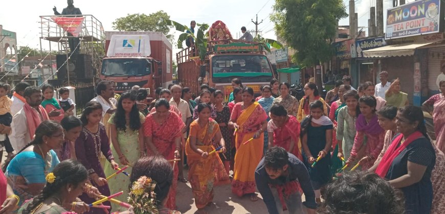 పుర వీధుల్లో ఘనంగా అమ్మవారి ఊరేగింపు కార్యక్రమం.