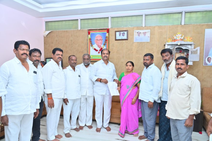 రైతు బీమా 5లక్షల రూపాయలు చెక్కు అందజేసిన ఎమ్మెల్యే గారు 