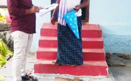 సమగ్ర సర్వేకు స్టిక్కర్లు అతికిస్తున్న ఉపాధ్యాయులు