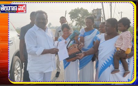 ఆశవర్కర్లకు వేతనం పెంచాలని ఎమ్మెల్యేకు వినతి పత్రం అందజేసిన ఆశవర్కర్లు