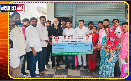 డ్రైవర్ ప్రమాద భీమా 5లక్షల రూపాయల చెక్కును అందజేసిన