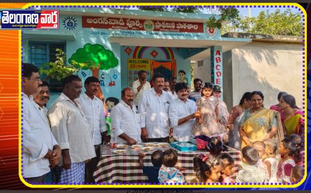 అంగన్ వాడి విద్యార్థులకు స్కూల్ యూనిఫామ్ పంపిణీ చేసిన